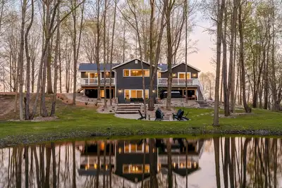 Image de Modern Retreat • Hot Tub • Pond • Fire Pit