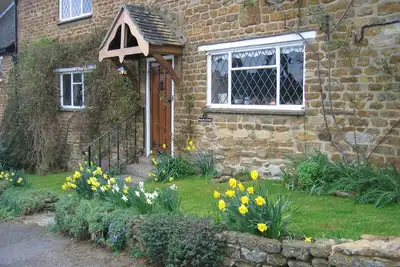 Image de Cosy 18th Century Cottage in The Cotswolds. Great for groups and families.