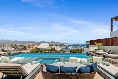 Image de Vip Marina View Bartender, Butler, Maid included