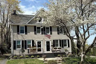 Image de Charming Yardley Boro home! Just steps to restaurants, minutes to major transit