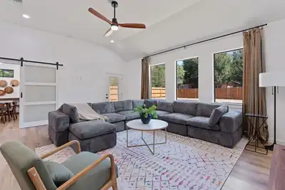 Image de Spacious country retreat with modern amenities King Size Bed & family friendly