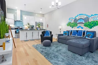 Image de Panthers Themed  3-bedroom Duplex; 2 livings rooms & 2 kitchens, in uptown.