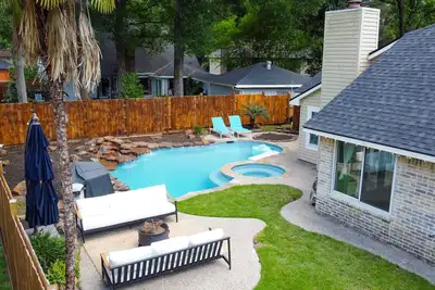 Woodbridge Bungalow - Near Iah 4bd 2bth Spa