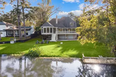 Image de Woodlands Area Lakeview Retreat