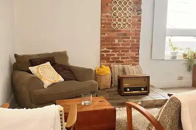 Image de Downtown Loft Apartment with High Ceilings - Location Location Location