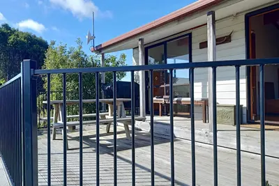 Image de Cosy kiwi holiday home with beautiful view and a short stroll to the beach!