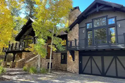 Image de Custom 5-bedroom, 4. 5 bath, 4, 052 sqft mountain retreat located in Cordillera!