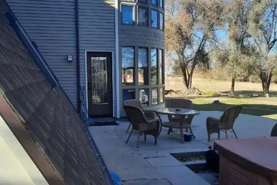 Image de Spacious A frame house, 4 bedrooms, 3 bathrooms. Mountain style home. W/ lake