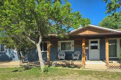 Image de Feel Right at Home in this Charming 3-bedroom house with WiFi, Ac, Full Kitchen