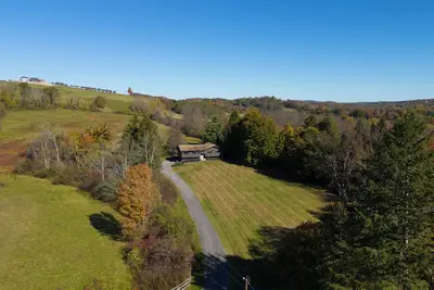 Image de Modern Farmhouse, Secluded 13 acres, Fenced in Yard, Firepit, Pool