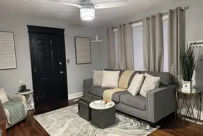 Image de The Little House in Roanoke, Va. Must provide identification for each adult.