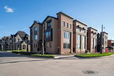 Image de Spacious Oakville 5 Bedroom Home - Sleeps 10 - Free Parking + Pet Friendly