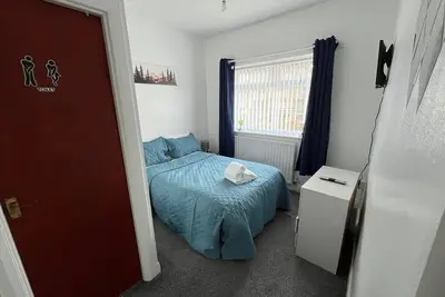 Image de Two-Bedroom suite with Kitchenette 5 mins walk to the sea