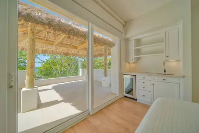 Image de Stunning studio condo on West Bay in Watercolors Community