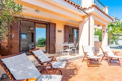 Image de GuestHost - Elegant 60 sqm apartment in Taormina, located on the ground floor and featuring a spacious terrace, perfect for relaxing and enjoying the Mediterranean climate. The property is just a short walk from the heart of Taormina, known for its histo