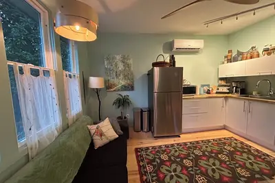 Image de La Casita! Cozy studio House w/ hot tub & private back yard in good ole Athens!