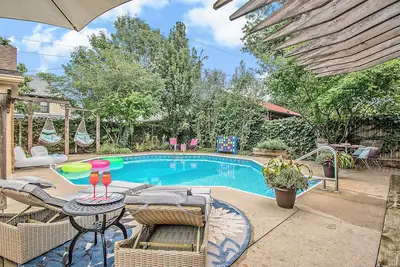Image de Dundee Gem, heated salt water pool, holiday décor