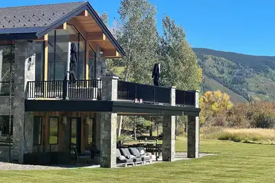 Image de Spacious 8-bedroom house in tranquil Aspen with fitness room and private pond