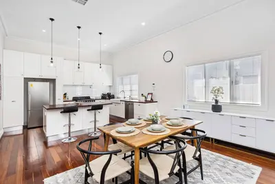 Image de Hyde & Seek – A Sepal Stay is a spacious Federation-style family home directly opposite Hyde Park, offering multiple living areas, park views, secure parking and easy access to cafés, shops and transport.