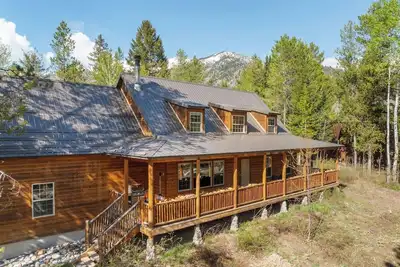 Image de Backcountry Snowmobile Retreat • Hot Tub • Large Groups Welcome