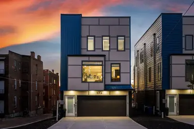 Image de ★ HostWise Stays ★ Rooftop Deck, Garage, *Luxe* Mad Men Vibes