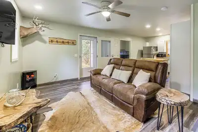Image de 1 Mi to Hunting: Cozy & Secluded Stout Cabin