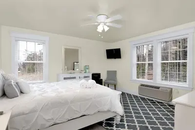 Image de Hotel-Style Studio w/ Queen Bed