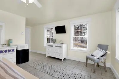 Image de Hotel-Style Private Room Suite in Edgecomb Maine