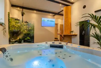 Image de Tropical Wellness Suite Sauna, whirlpool, Tv, Bbq