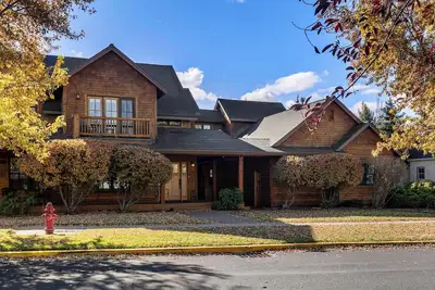 Image de Walk to Downtown with Pool, Hot Tub + more access