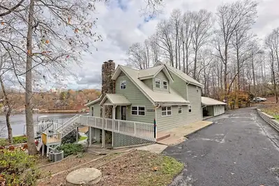Image de Lakefront, firepit, dock, pool table