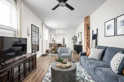 Sapphire Retreat! Dedicated Workspace + Private Parking