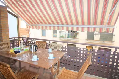 Image de Appartement spacieux à Roses, proche plage et marché, terrasse avec barbecue, parking gratuit