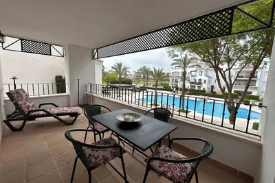 Image de 2 bedroom apartment overlooking pool - Mo4012lt