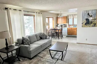 Image de Bright & Spacious Downtown 2 Bedroom Apt  w/ King bed!