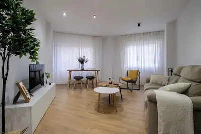 Image de 10 minutes from the beach! 10 minutes walk to the center. bright and quiet.