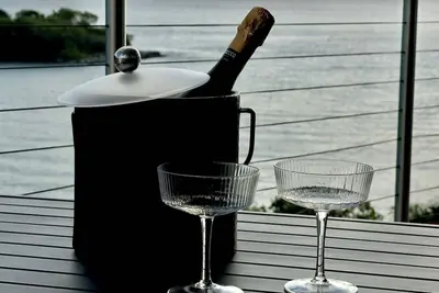 Image de The Edgewater Penthouse suite is a Modern Luxury in delightful Cruz Bay