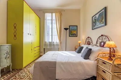 Image de City Centre 100sqm flat up to 8 guests + free private parking