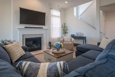 Image de Come stay at Harbor Court for amazing lake views!