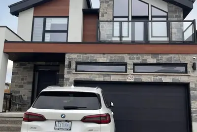 Image de Newly renovated with full privacy home away home close Hwy 401