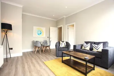 Stylish 3-Bed Flat in Glasgow