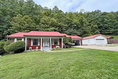 Image de Buffalo Playhouse w/ game room. Easy trail access, Direct Trail Access