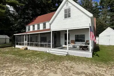 Image de Large Rustic Cottage. Sebago Lake Beachfront