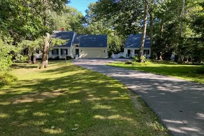 Image de Spacious house with private woods, walking trail and stream