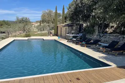 Image de Mas Galinelle en pierre à Gordes, 7 chambres, 12/14 personnes