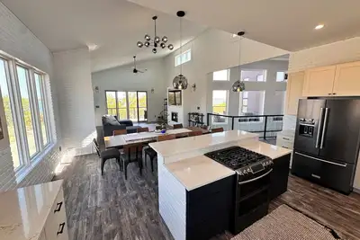 Image de Spacious 5-Bedroom House on Lake McConaughey – Lake front, WiFi, Ac