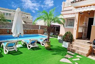 Image de Family house with its own swimming pool. Close to stores.