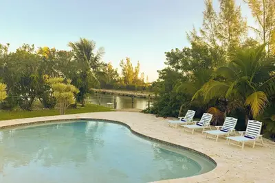 Image de House on the canal with pool 10 min walk from beach. Fishing dream come true.