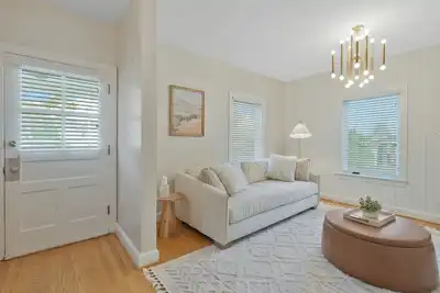 Image de Charming 3 bedroom home in up-beat Del Ray!