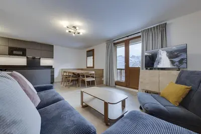 Image de À 10m des pistes de ski, Rez-de-chaussée, vue lac, balcon, télévision, casier à ski, 56m², Tignes